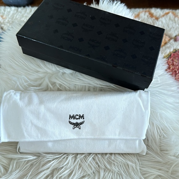Beautiful MCM wallet - Picture 5 of 5